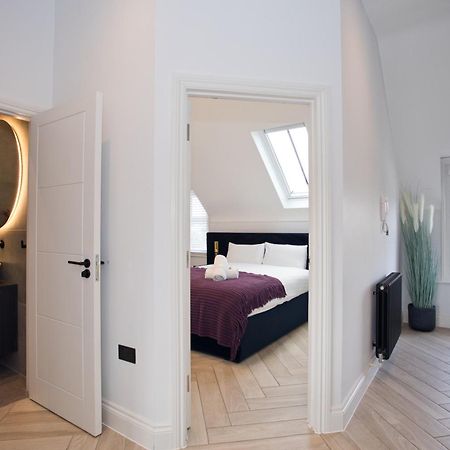 Ultra Stylish Apt Set In An Affluent Location 풀 외부 사진