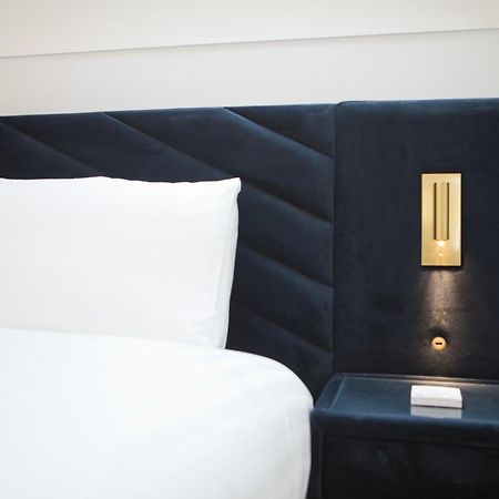 Ultra Stylish Apt Set In An Affluent Location 풀 외부 사진