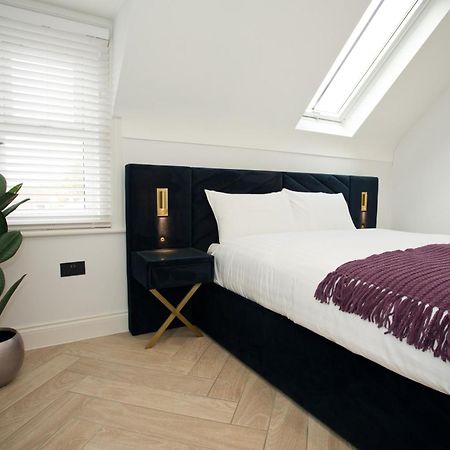 Ultra Stylish Apt Set In An Affluent Location 풀 외부 사진