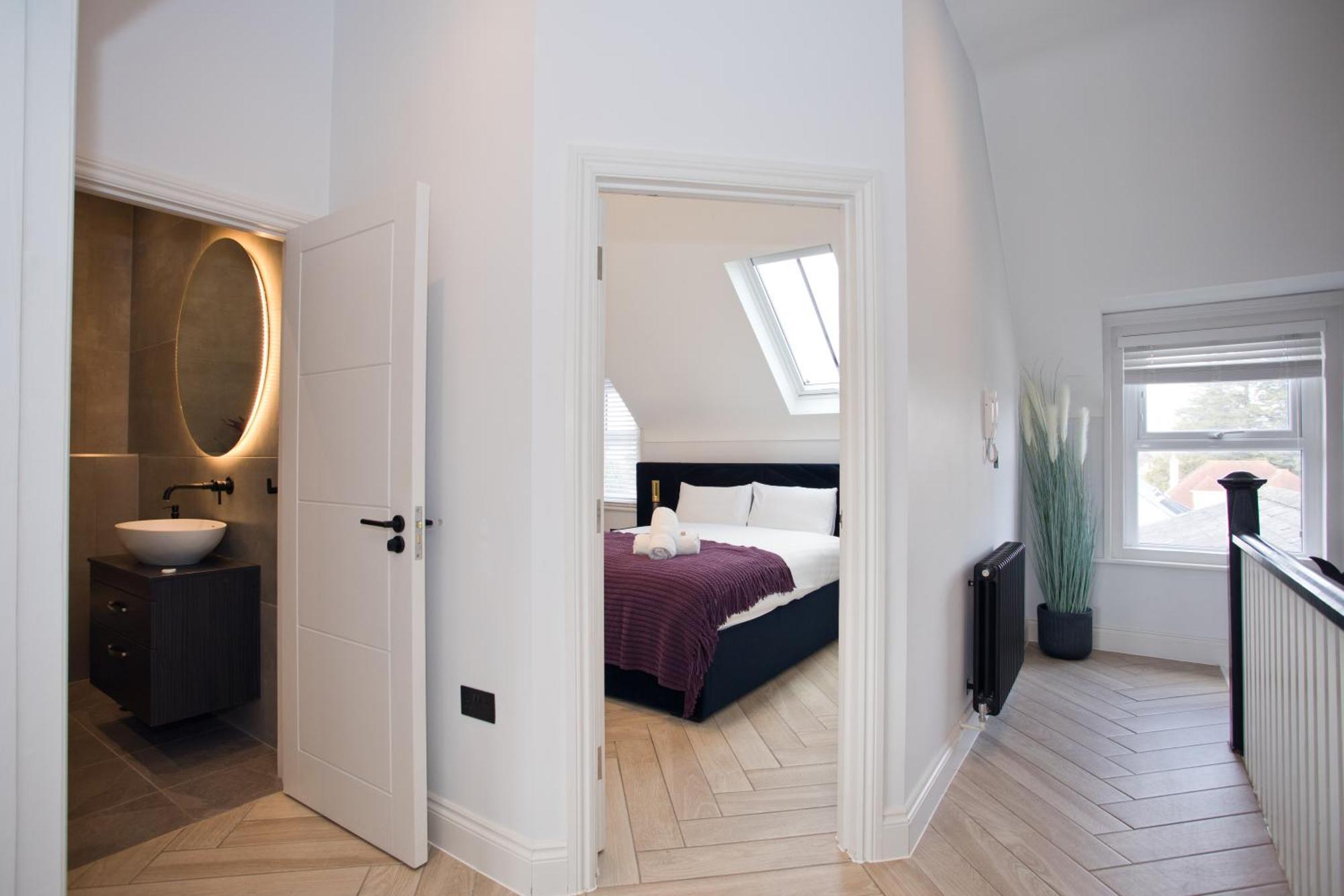 Ultra Stylish Apt Set In An Affluent Location 풀 외부 사진