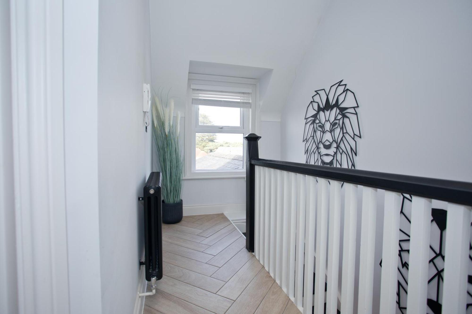 Ultra Stylish Apt Set In An Affluent Location 풀 외부 사진