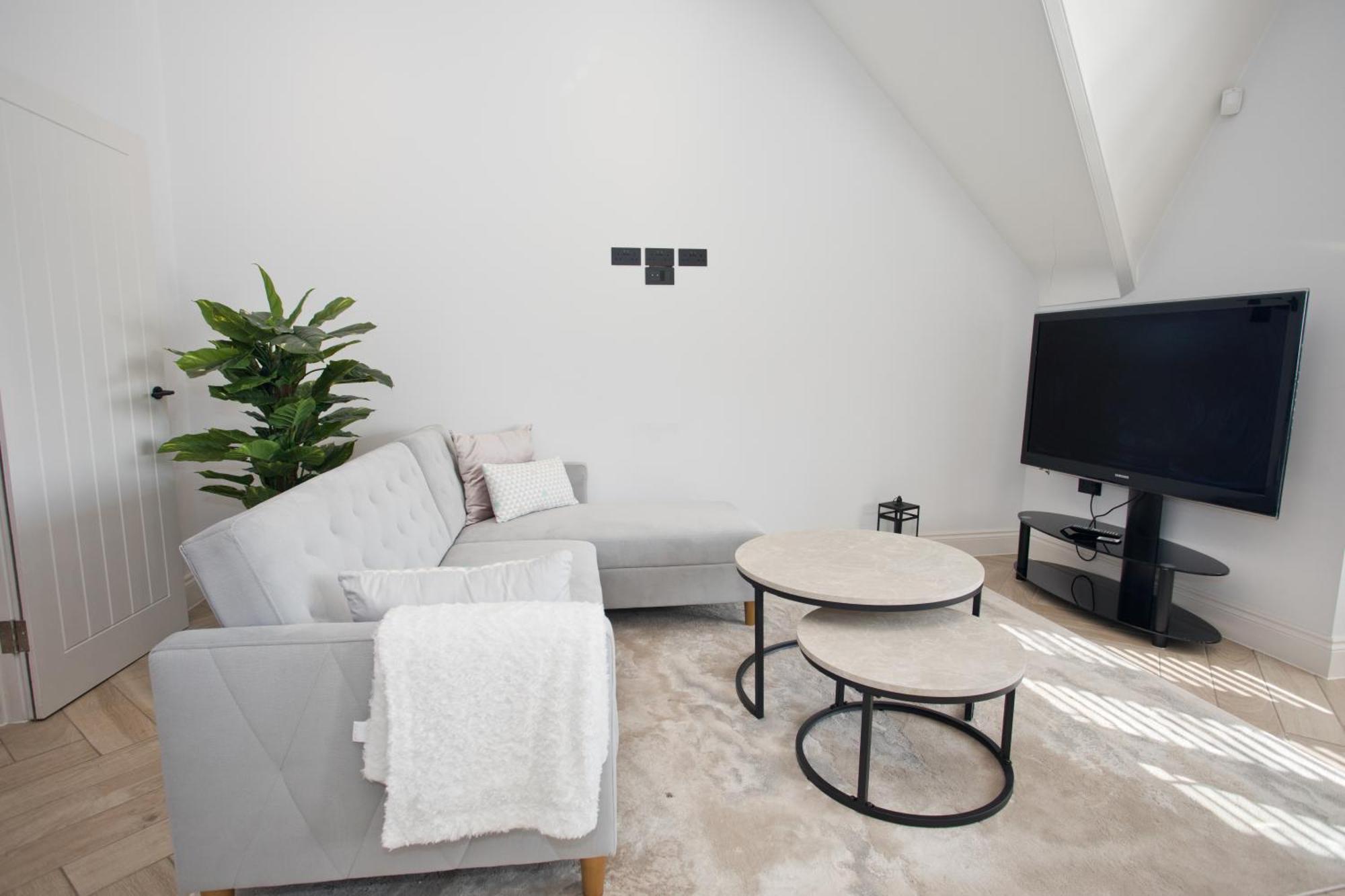 Ultra Stylish Apt Set In An Affluent Location 풀 외부 사진