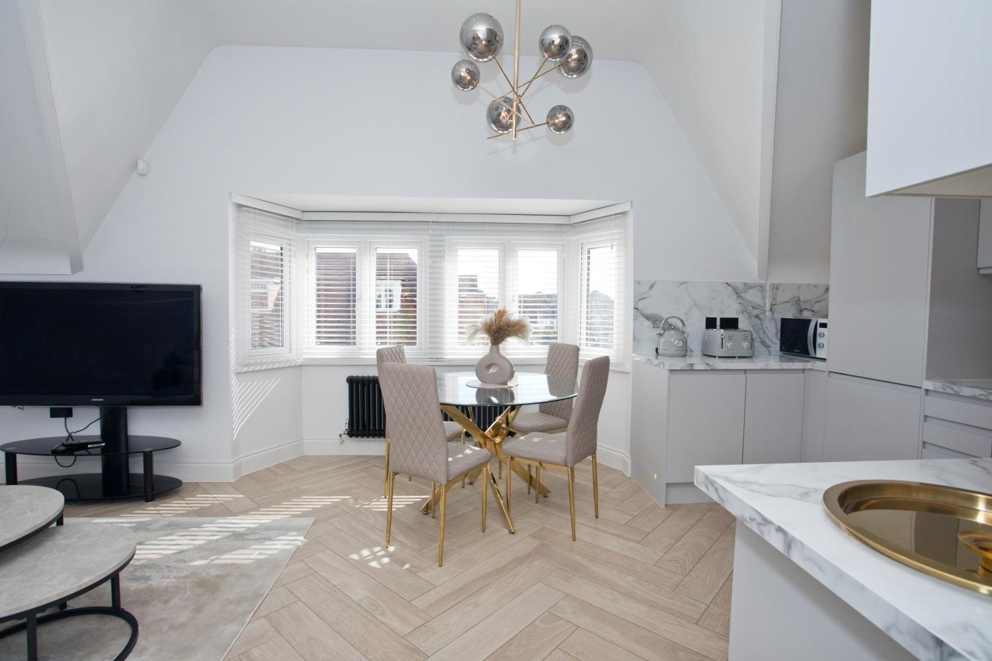 Ultra Stylish Apt Set In An Affluent Location 풀 외부 사진