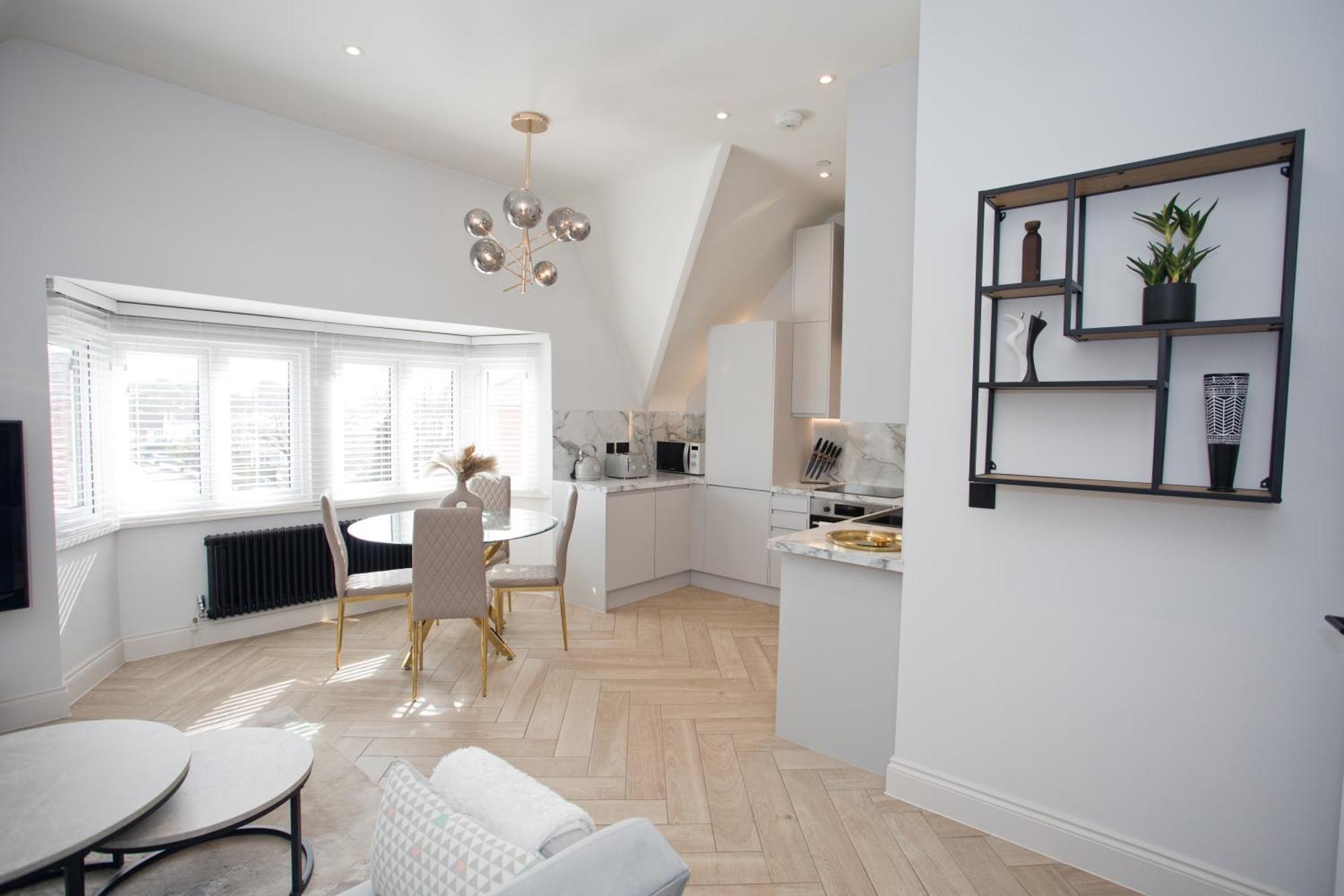 Ultra Stylish Apt Set In An Affluent Location 풀 외부 사진