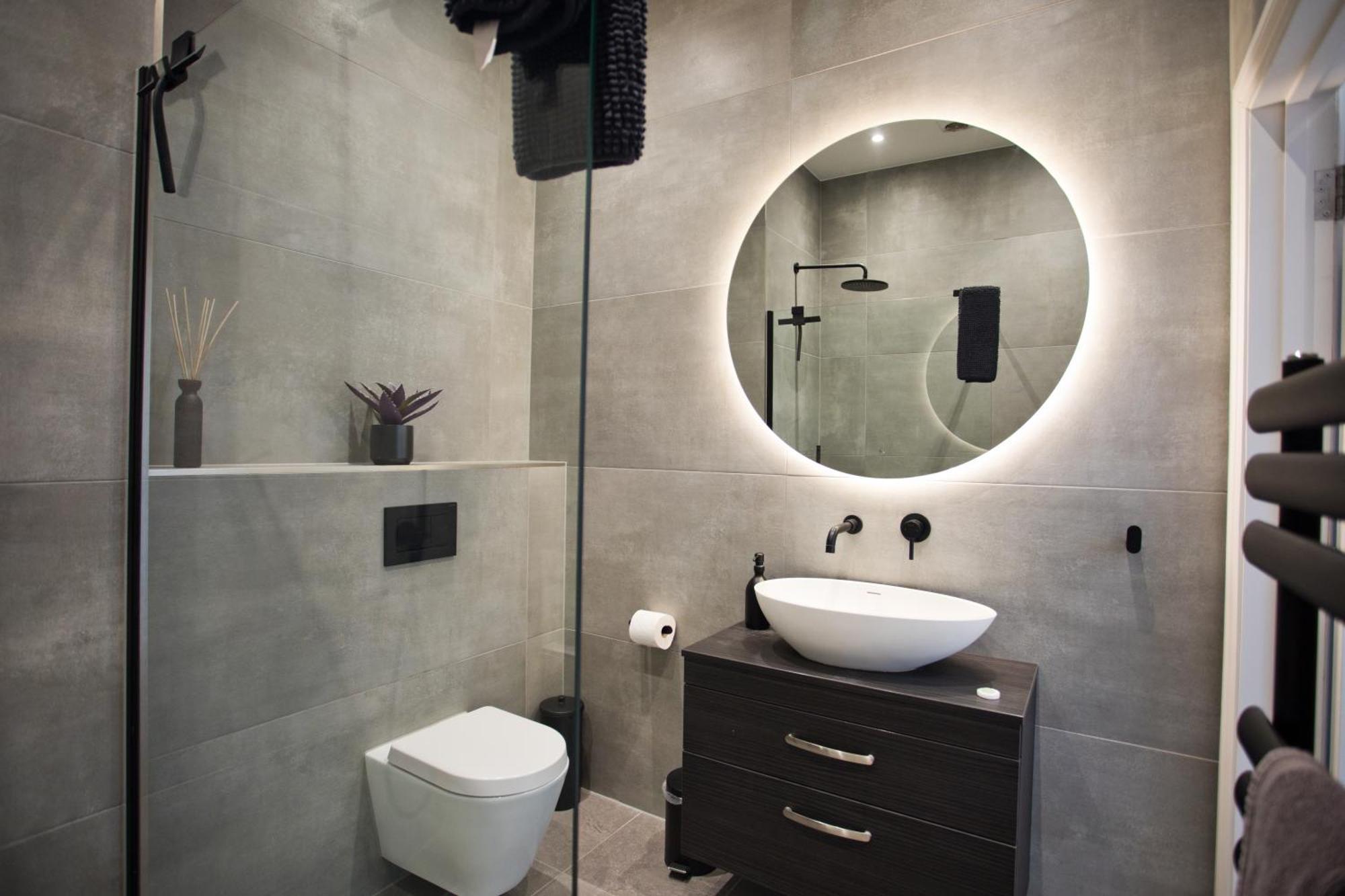 Ultra Stylish Apt Set In An Affluent Location 풀 외부 사진