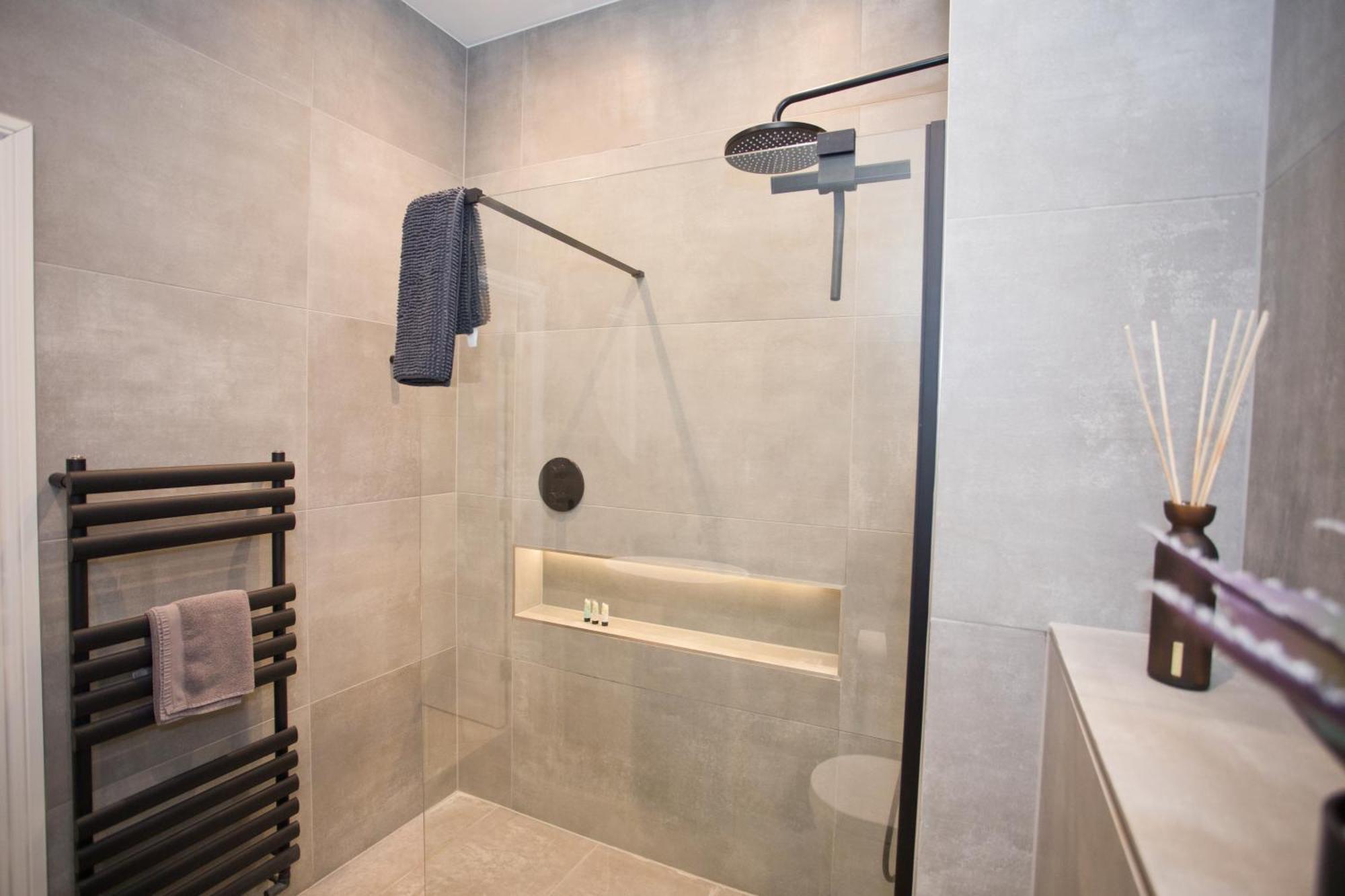 Ultra Stylish Apt Set In An Affluent Location 풀 외부 사진