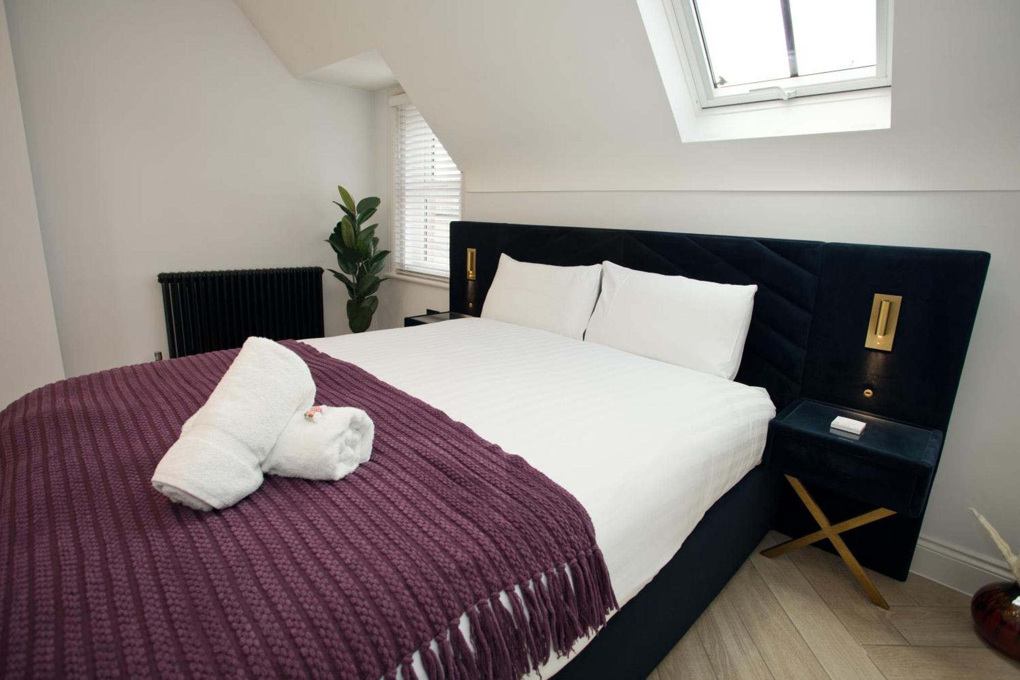 Ultra Stylish Apt Set In An Affluent Location 풀 외부 사진
