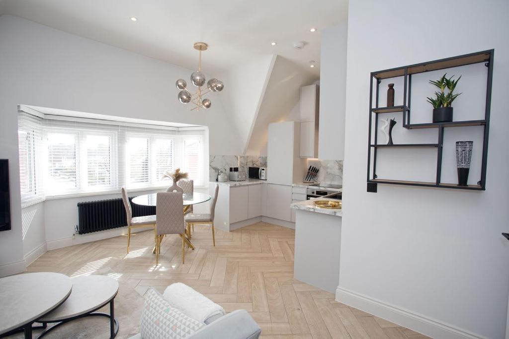 Ultra Stylish Apt Set In An Affluent Location 풀 외부 사진
