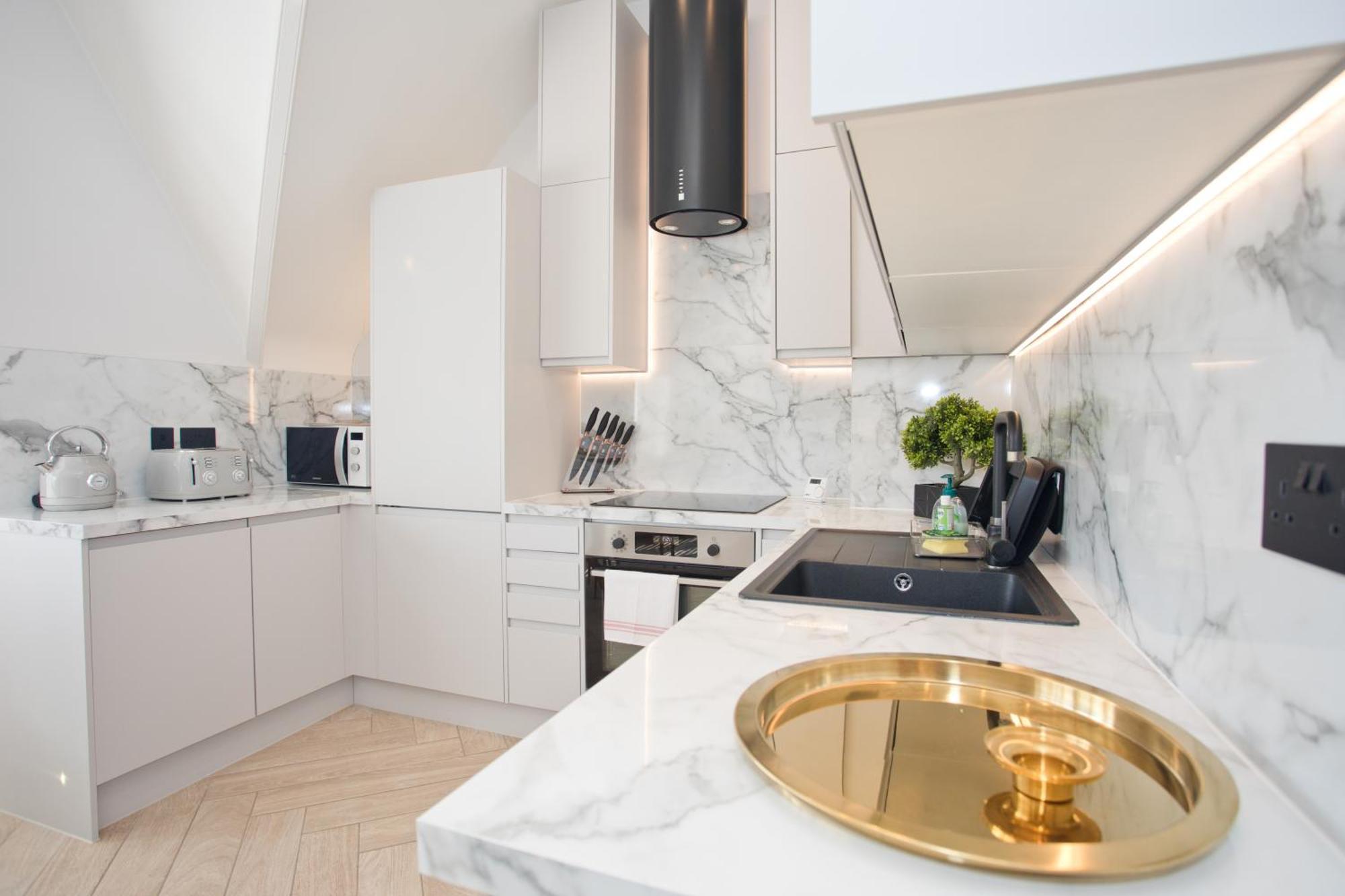 Ultra Stylish Apt Set In An Affluent Location 풀 외부 사진