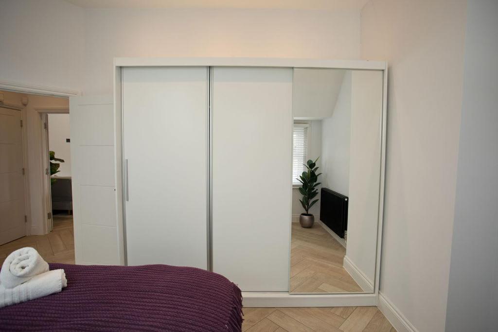 Ultra Stylish Apt Set In An Affluent Location 풀 외부 사진