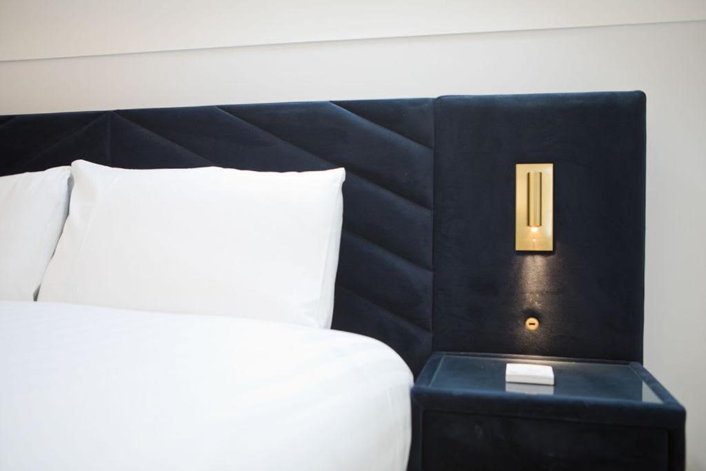 Ultra Stylish Apt Set In An Affluent Location 풀 외부 사진