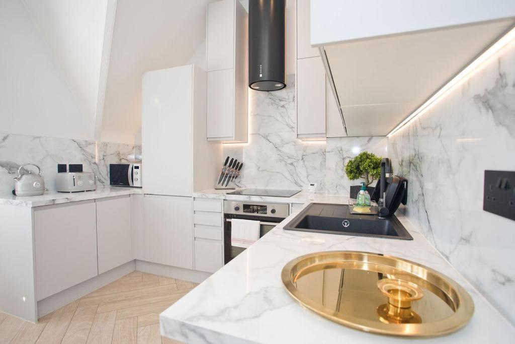 Ultra Stylish Apt Set In An Affluent Location 풀 외부 사진