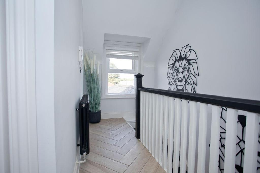 Ultra Stylish Apt Set In An Affluent Location 풀 외부 사진