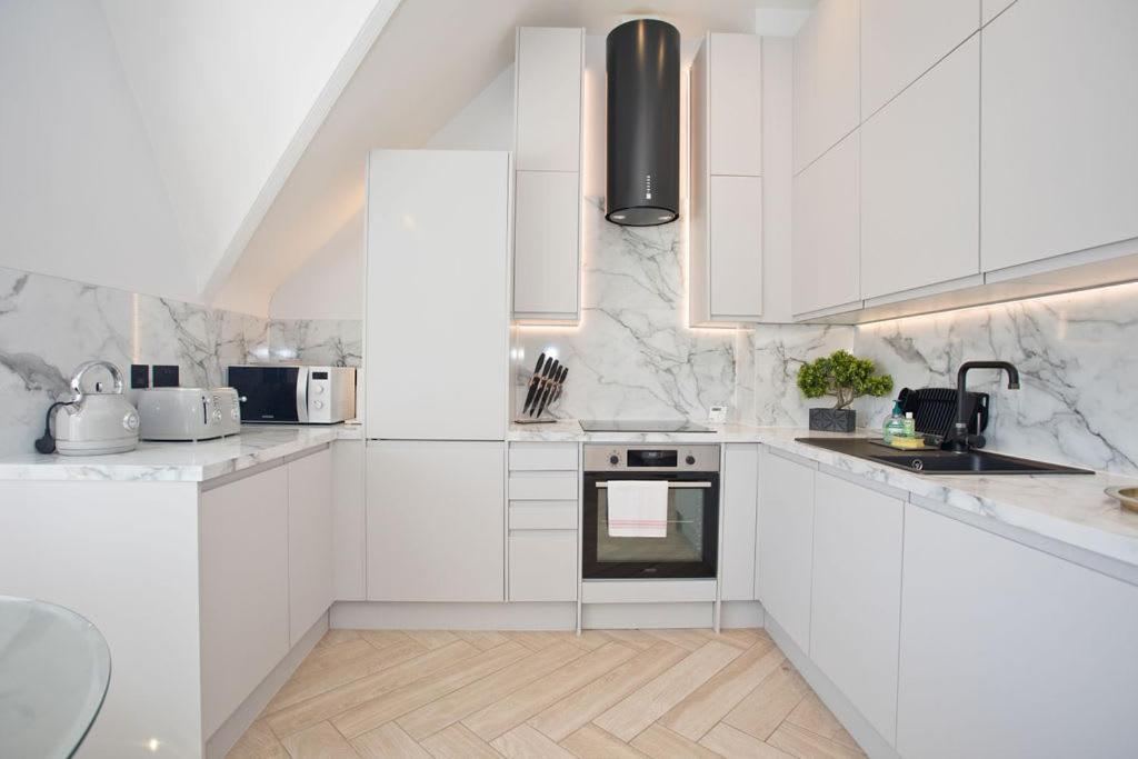 Ultra Stylish Apt Set In An Affluent Location 풀 외부 사진