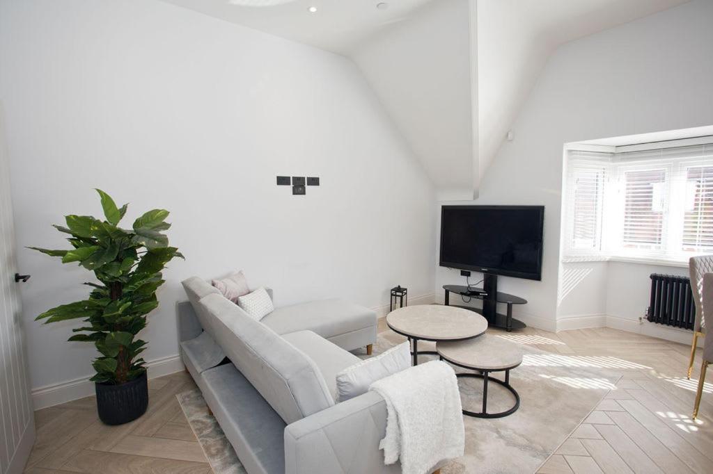 Ultra Stylish Apt Set In An Affluent Location 풀 외부 사진
