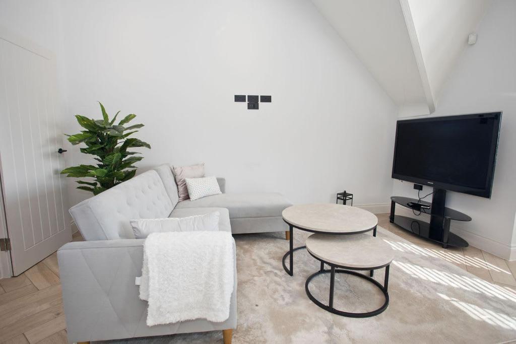 Ultra Stylish Apt Set In An Affluent Location 풀 외부 사진