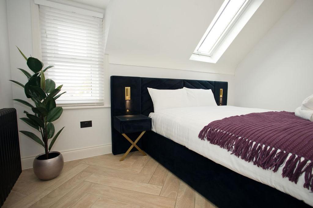 Ultra Stylish Apt Set In An Affluent Location 풀 외부 사진