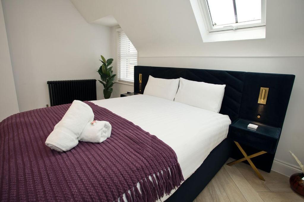 Ultra Stylish Apt Set In An Affluent Location 풀 외부 사진