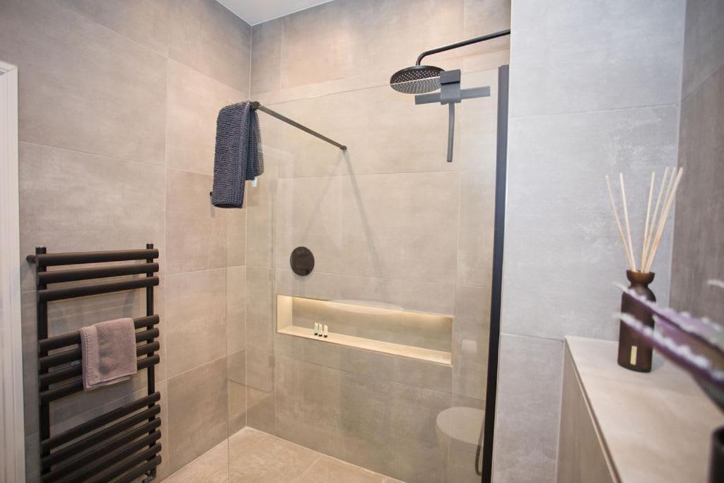 Ultra Stylish Apt Set In An Affluent Location 풀 외부 사진