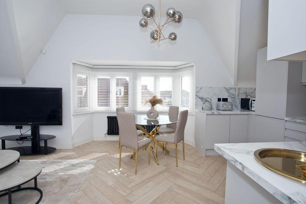 Ultra Stylish Apt Set In An Affluent Location 풀 외부 사진