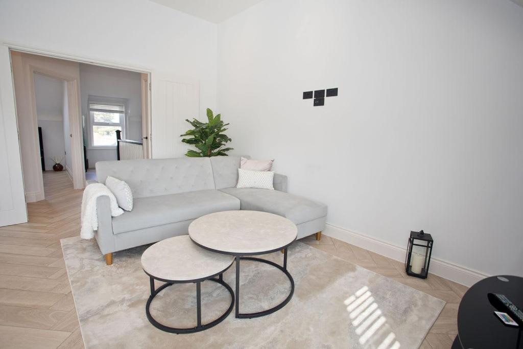 Ultra Stylish Apt Set In An Affluent Location 풀 외부 사진
